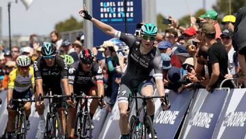 Sam Bennett celebra su victoria al sprint en la Melbourne Race, crit&eacute;rium previo a la Cadel Evans Great Ocean Race de este domingo.