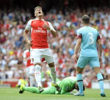 Mesut Ozil se lamenta durante la derrota de Arsenal ante West Ham.