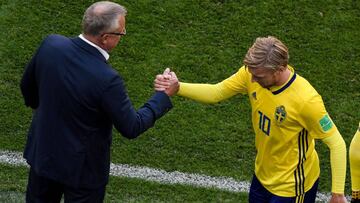 Andersson felicita a Forsberg por su partido ante Suiza.