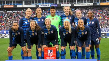 USWNT sali&oacute; a calentar con chamarras que portaban la leyenda &#039;Black Lives Matter&#039; y, en la ceremonia de los himnos, algunas de ellas se arrodillaron.