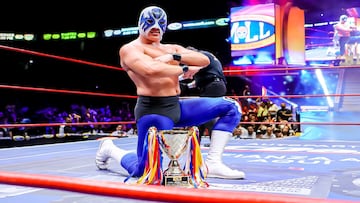 Atlantis Jr. posa con el trofeo de la Copa Jr. VIP del Consejo Mundial de Lucha Libre.