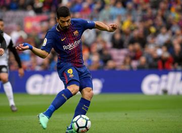 Luis Suárez shoots to score a goal against Valencia- (1-0)