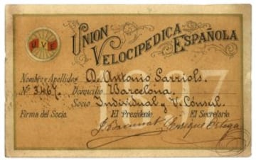 El carnet corresponde a Antonio Sarriols. Es uno de los 4.474 socios pioneros de la UVE. Y según se acredita en su carnet, además de ser socio individual, era Vicecónsul, lo que ahora sería delegado federativo. La cuota anual para ser socio de la UVE era de cinco pesetas de 1897 y daba derecho a carnte, cartera, una insignia y descuentos en diferentes establecimientos y comercios.
