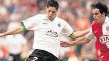 <b>FACTIBLE.</b> Juanjo, en un partido con el Racing ante el Atlético de Madrid.