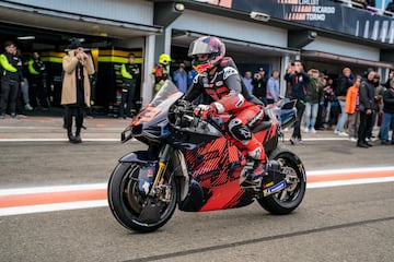 Marc Márquez sale del box con su nueva moto Ducati. 