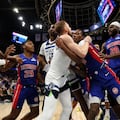 Ronald Holland II de los Detroit Pistons y Donte DiVincenzo de los Timberwolves se enfrentan en el segundo cuarto. Ambos jugadores fueron expulsados del partido en el Target Center.