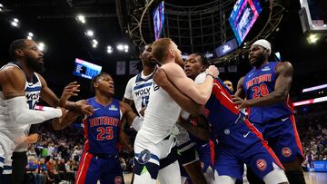 Ronald Holland II de los Detroit Pistons y Donte DiVincenzo de los Timberwolves se enfrentan en el segundo cuarto. Ambos jugadores fueron expulsados del partido en el Target Center.