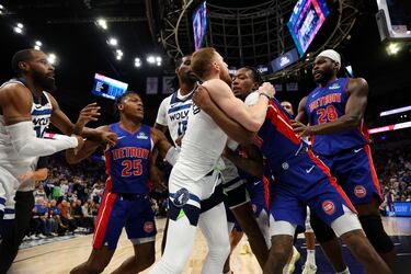 Ronald Holland II de los Detroit Pistons y Donte DiVincenzo de los Timberwolves se enfrentan en el segundo cuarto. Ambos jugadores fueron expulsados ​​del partido en el Target Center.