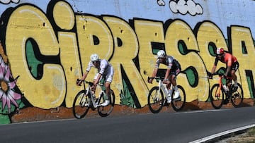 Team UAE's Slovenian rider Tadej Pogacar (L), Dutch Mathieu Van Der Poel of team Alpecin-Deceuninck (C) and Team Ineos' Italian rider Filippo Ganna prepare to take a turn in la Cipressa downhill during the Milan - Sanremo one-day classic cycling race, on March 22, 2025. (Photo by Marco BERTORELLO / AFP)
