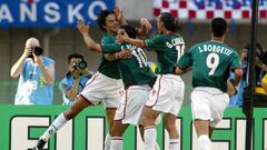 Foto de acci&oacute;n de jugadores mexicanos celebrando el gol anotado en contra de Croacia. M&eacute;xico gano 1-0 en juego de la Copa del Mundo 2002.