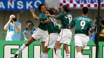 Foto de acci&oacute;n de jugadores mexicanos celebrando el gol anotado en contra de Croacia. M&eacute;xico gano 1-0 en juego de la Copa del Mundo 2002.