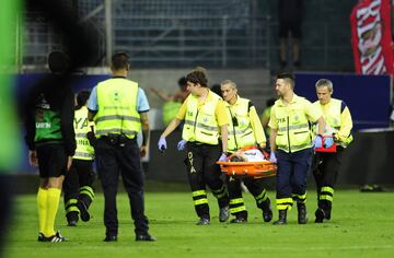 Seguidores del Sevilla caen tras ceder una de las vallas en Ipurúa