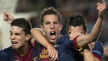 <b>AGÓNICO.</b> El gol de Jordi Alba en el último suspiro del encuentro desató la euforia entre el público del Camp Nou y también entre los futbolistas azulgrana.