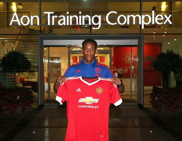 A ¨²ltima hora del mercado de fichajes de la temporada 2015/16 lleg¨® Anthony Martial al Manchester United procedente del M¨®naco por 60 millones de euros. El fichaje trajo mucha pol¨¦mica por el elevado precio adem¨¢s que nunca lleg¨® a las expectativas puestas en ¨¦l.