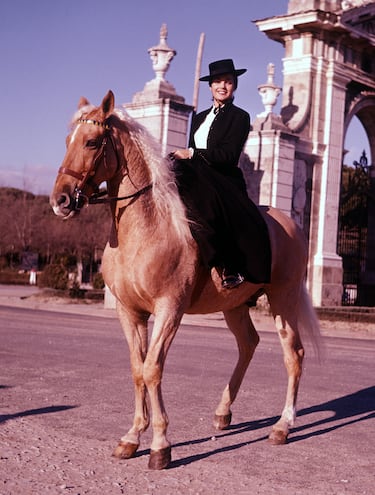 Carmen Sevilla a caballo posa delante de la Puerta de Hierro de Madrid