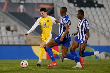 Soccer Football - Europa League - Maccabi Tel Aviv v FC Porto - Partizan Stadium, Belgrade, Serbia - January 30, 2025 Maccabi Tel Aviv's Dor Turgeman in action with FC Porto's Tiago Djalo and FC Porto's Otavio REUTERS/Novak Djurovic