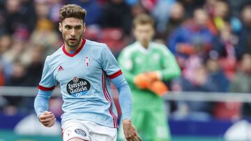 Sergi G&oacute;mez golpea el bal&oacute;n con la pierna derecha ante la mirada de Rub&eacute;n Blanco en segundo plano.
 
 
 
 
 
 