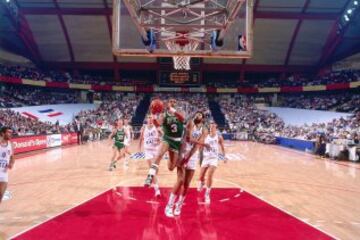 Penetración de Dennis Johnson ante el combinado yugoslavo en la semifinal.