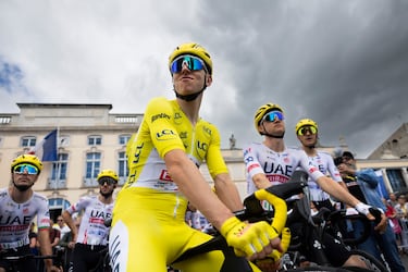 Tadej Pogacar, líder de la clasificación general y con el maillot amarillo, momentos antes de la salida en Macon.