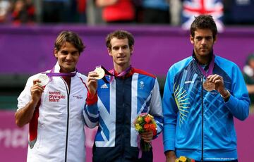 Luego de no cumplir su objetivo de ganar medalla en el torneo de singles en los Juegos Olímpicos de Pekín 2008, cuatro años más tarde llegó la revancha para Federer en Londres, donde eliminó al argentino Juan Martín del Potro en unas Semifinales inolvidables. Al final, no pudo colgarse el oro, ya que cayó ante el local Andy Murray.