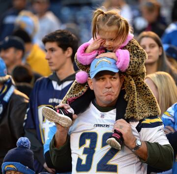 Todos los aficionados de San Diego quieren que los Chargers se queden en su ciudad. Todos menos esta niña, que lo único que quiere es echarse la siesta con su osito de peluche.