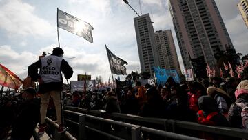 Demonstrators protest against Argentine President Alberto Fernandez's administration, the IMF agreement, and in demand of jobs, amid a severe crisis of the economy, at the Puente Pueyrredon bridge, in Buenos Aires, Argentina June 9, 2022. REUTERS/Agustin Marcarian