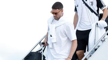 LEWISBURG, WEST VIRGINIA - JUNE 14: Du�an Vlahovi? #9 of Juventus arrives at the airport prior to the official FIFA Club World Cup 2025 on June 14, 2025 in Lewisburg, West Virginia. Michael Owens/Getty Images/AFP (Photo by Michael Owens / GETTY IMAGES NORTH AMERICA / Getty Images via AFP)