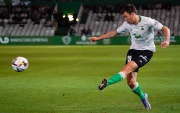 Saúl García, del Racing, centrando en el partido frente al Zaragoza.