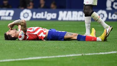 Atletico Madrid's Uruguayan defender Jose Gimenez reacts on the ground after a fall during the Spanish league football match between Club Atletico de Madrid and Rayo Vallecano de Madrid at the Wanda Metropolitano stadium in Madrid on October 18, 2022. (Photo by OSCAR DEL POZO CANAS / AFP)