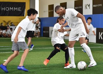 The París Saint-Germain forward was out in Asia doing some publicity and showed off his skills to the kids of small-sided football.