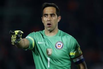 Claudio Bravo: Es el futbolista con más partidos en la historia de la Selección Chilena. Capitán y campeón en la Copa América 2015. Arquero titular del Barcelona de España, ya ha ganado cinco títulos con el elenco culé.