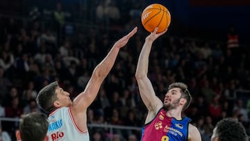 BARCELONA, 02/03/2025.- El escolta del Barcelona Darío Brizuela (d) entra a canasta ante el alero del Breogán Toni Nakic (i) durante el partido de la Liga Endesa entre FC Barcelona y CB Breogán, este domingo en el Palau Blaugrana de Barcelona. EFE/ Enric Fontcuberta