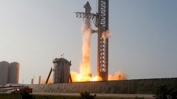 FILE PHOTO: SpaceX's next-generation Starship spacecraft atop its powerful Super Heavy rocket lifts off from the company's Boca Chica launchpad on an uncrewed test flight before exploding, near Brownsville, Texas, U.S. April 20, 2023.  REUTERS/Joe Skipper/File Photo