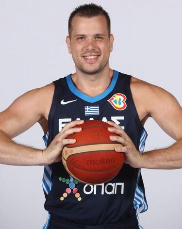 Aunque Dimitrios Agravanis (28 años y 2,08) llega con un contrato de cuatro meses como sustituto de Toni Nakic, puede suponer un plus para el juego interior del Río Breogán. El ala-pívot fue drafteado en 2015 por Atlanta Hawks (puesto 59), pero nunca ha llegado a dar el salto a la NBA; prácticamente toda su carrera la ha desarrollado en Grecia, a excepción de un mes en Italia, en el Napoli. Formado en el Maroussi, ha jugado también en el Panionios, Olympiacos, Promitheas Patras y Peristeri. Su último equipo ha sido el Panathinaikos. Aunque tenía contrato para esta temporada, ambas partes acordaron romper su vinculación y su nuevo destino será Lugo. En la foto, el jugador posa con la equipación de la selección griega. 
