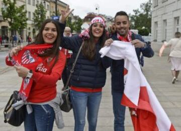 Miles de seguidores del Sevilla han llenado de colorido las calles de la capital polaca a la espera del partido.