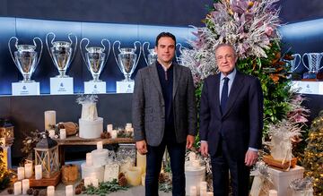 Florentino Pérez con Alberto Toril, entrenador de la sección femenina del Real Madrid Club de Fútbol.