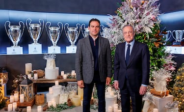 Florentino Pérez con Alberto Toril, entrenador de la sección femenina del Real Madrid Club de Fútbol.