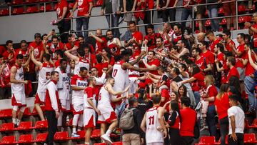 Los jugadores del Baxi Manresa celebran la clasificación para el playoff en Zaragoza.