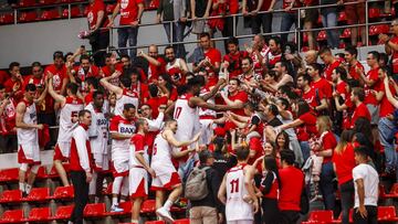 Los jugadores del Baxi Manresa celebran la clasificaci&oacute;n para el playoff en Zaragoza.