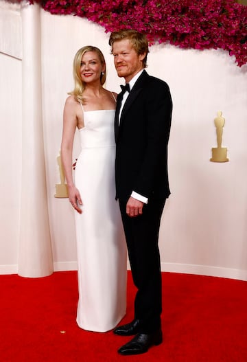 La pareja de actores Jesse Plemons y Kirsten Dunst posan en la alfombra roja.