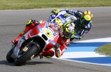 Andrea Iannone y Valentino Rossi.