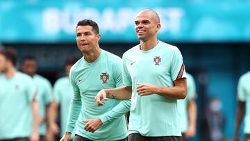 Cristiano charla con Pepe en un entrenamiento de Portugal. 