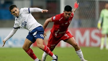 Bahia's Argentine defender #21 Santiago Ramos and America de Cali's Peruvian forward #09 Luis Ramos fight for the ball during the Copa Sudamericana knockout round play-off football match between Brazil's Bahia and Colombia's America de Cali at the Arena Fonte Nova stadium in Salvador, state of Bahia, Brazil on July 15, 2025. (Photo by Arisson MARINHO / AFP)