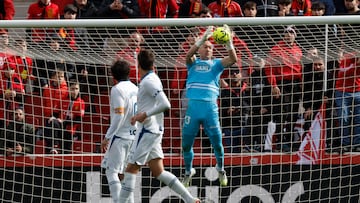 PALMA DE MALLORCA, 15/03/2026.- El portero del Espanyol Dmitrovic para el balón durante el partido de LaLiga entre El Real Mallorca y El Espanyol que se disputa, este domingo, en Son Moix. EFE/ Cati Cladera