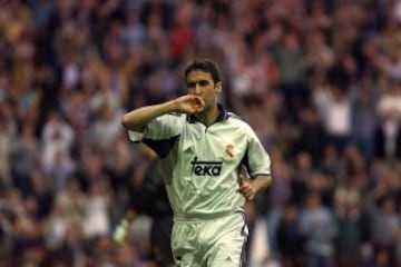 Raúl González Blanco jugó en el Real Madrid durante dieciséis años desde 1994 hasta  el 2010. Tiene el  récord de más partidos disputados con el Real Madrid (741).