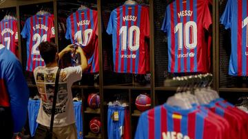 Las camisetas de Messi en el Camp Nou.