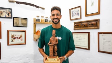 Chris Ramos posando con el Trofeo Manuel Jiménez.