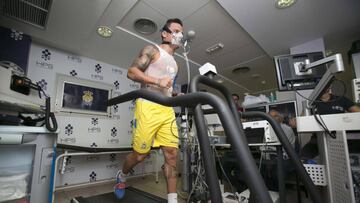 Roque Mesa pasando el reconocimiento médico antes de comenzar la pretemporada