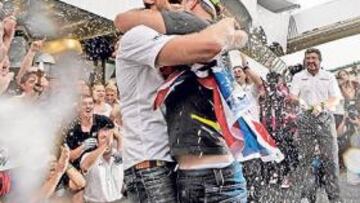 <b>"ES INCREÍBLE, AL FIN HE GANADO EL TÍTULO MUNDIAL"</b> Barrichello y Button se fundieron en un deportivo abrazo. El británico estaba emocionado: Es increíble, tras 21 años en las carreras, ¡soy campeón! Me encanta ganar, pero nunca habría pensado esto. Yo veía a los pilotos de F-1 como algo especial y ahora....