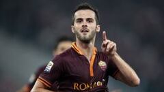 Pjanic durante un partido con la Roma.